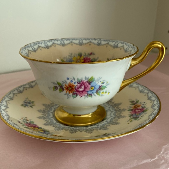 *Rare* Shelley Bone China Teacup and Saucer in Pale Pink Pattern Crochet Pattern - Picture 2 of 11
